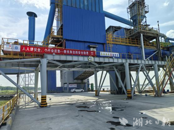 葛洲坝嘉鱼水泥公司开展“安全生产月”宣传活动(1).doc